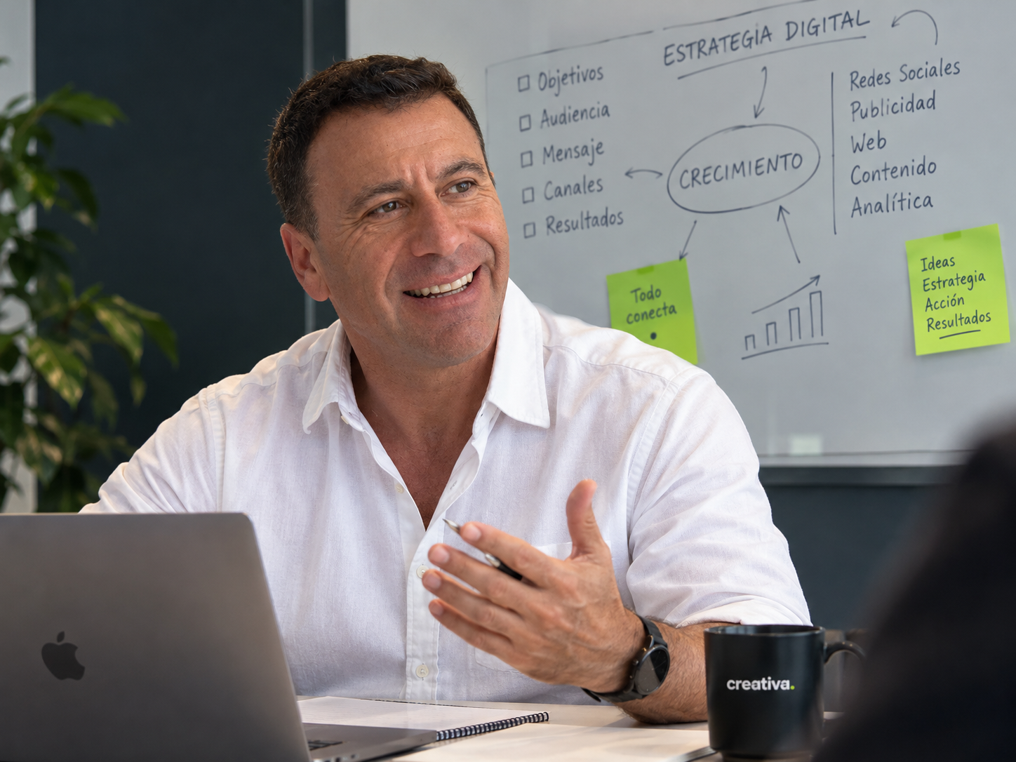 Juan Carlos Contreras, director de Creativa, conversando sobre estrategia digital